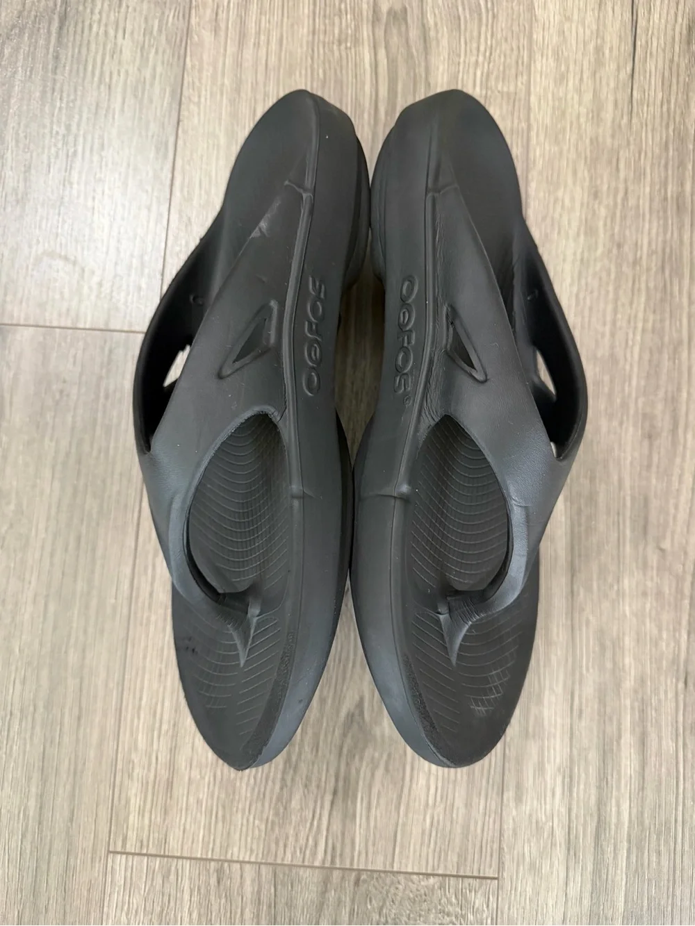 OOFOS Black Thong Recovery Sandals